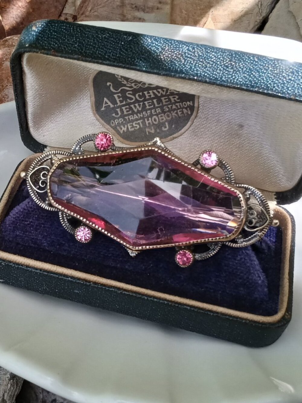 Gorgeous 1920's Czech Glass & Brass Brooch - Picture 4 of 10